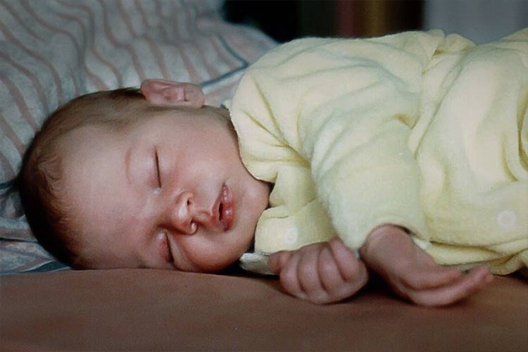 راهکارهایی برای کمک به خواب کودک تازه متولد شده